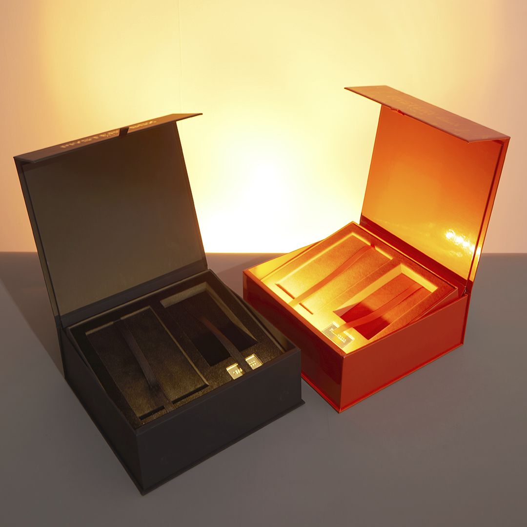 Caixes d'embalatge de paper rígid d'estampació de làmina d'or de luxe personalitzada amb tancament magnètic superior negre per regal de perfum Proposta a mida Caixa de dama d'honor amb llum interior