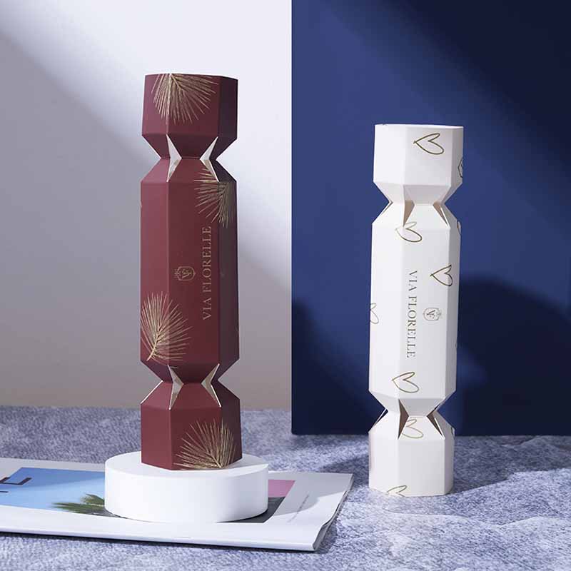 Håndlagde unike søte søtsaker som brettes av papirgodteriform i pappgaveesker for parfymeleppestift
